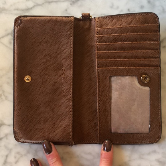 Michael Kors phone wallet, great condition - Picture 2 of 4